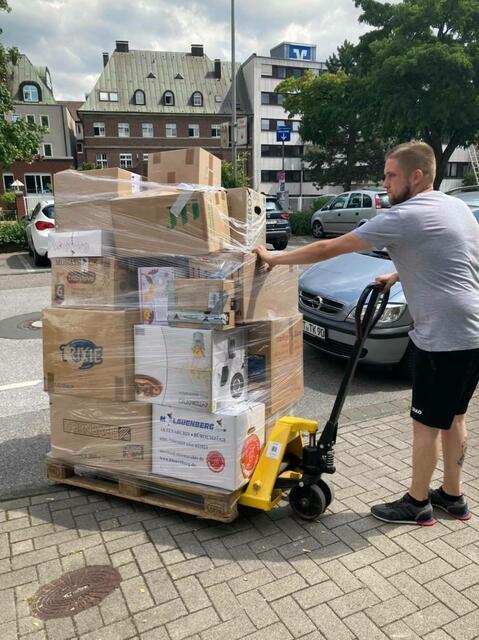 In den letzten Tagen haben die Freiwilligen tonnenweise Spenden sortiert, verpackt und verladen. Foto: privat