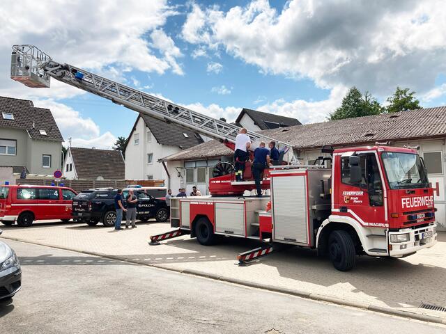 Die Moerser Feuerwehrleute haben ihren Kameraden bei der Übergabe des Fahrzeugs noch eine kurze Einführung gegeben.