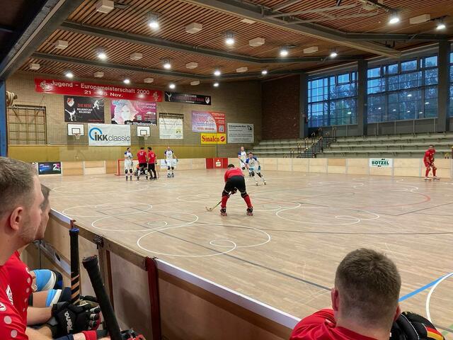 Die Männer bestritten ihr erstes Testspiel unter der Woche gegen die IGR Remscheid. Mit 8:4-setzten sich die Roten Teufel am Ende durch. Am Dienstag fährt die Mannschaft von Trainer Christopher Nusch zum Rückspiel nach Remscheid.