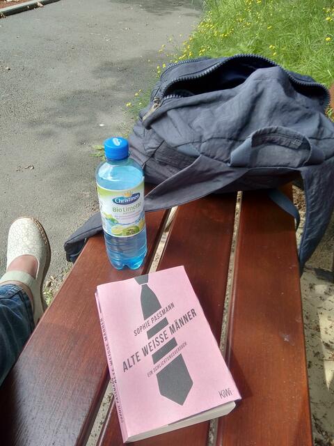 ...es hat mich auch schmunzeln lassen und begeistert! Klasse, Frau Passmann!