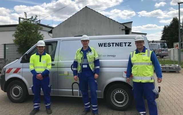 v. l. David Kuklinski, Marcel Herwig und Tobias Goldstein, alle drei Westnetz Monteure im Regionalzentrum Östliches Ruhrgebiet, unterstützen gerade in Euskirchen bei der Wiederversorgung im Hochwasser-Krisengebiet.