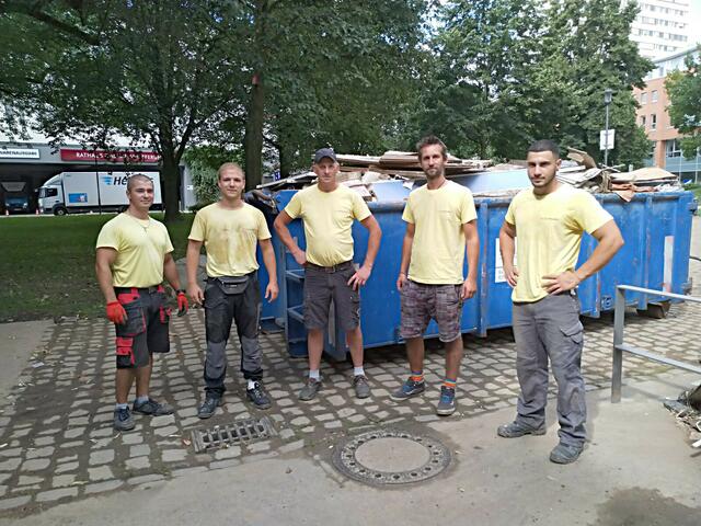 Damian (v.l.), Niclas, Marek, Daniel und Adnan vom Unternehmen Der Solarladen halfen bei den Aufräumarbeiten beim AllerWeltHaus Hagen. Mitarbeiter Joshua stand hinter der Kamera.