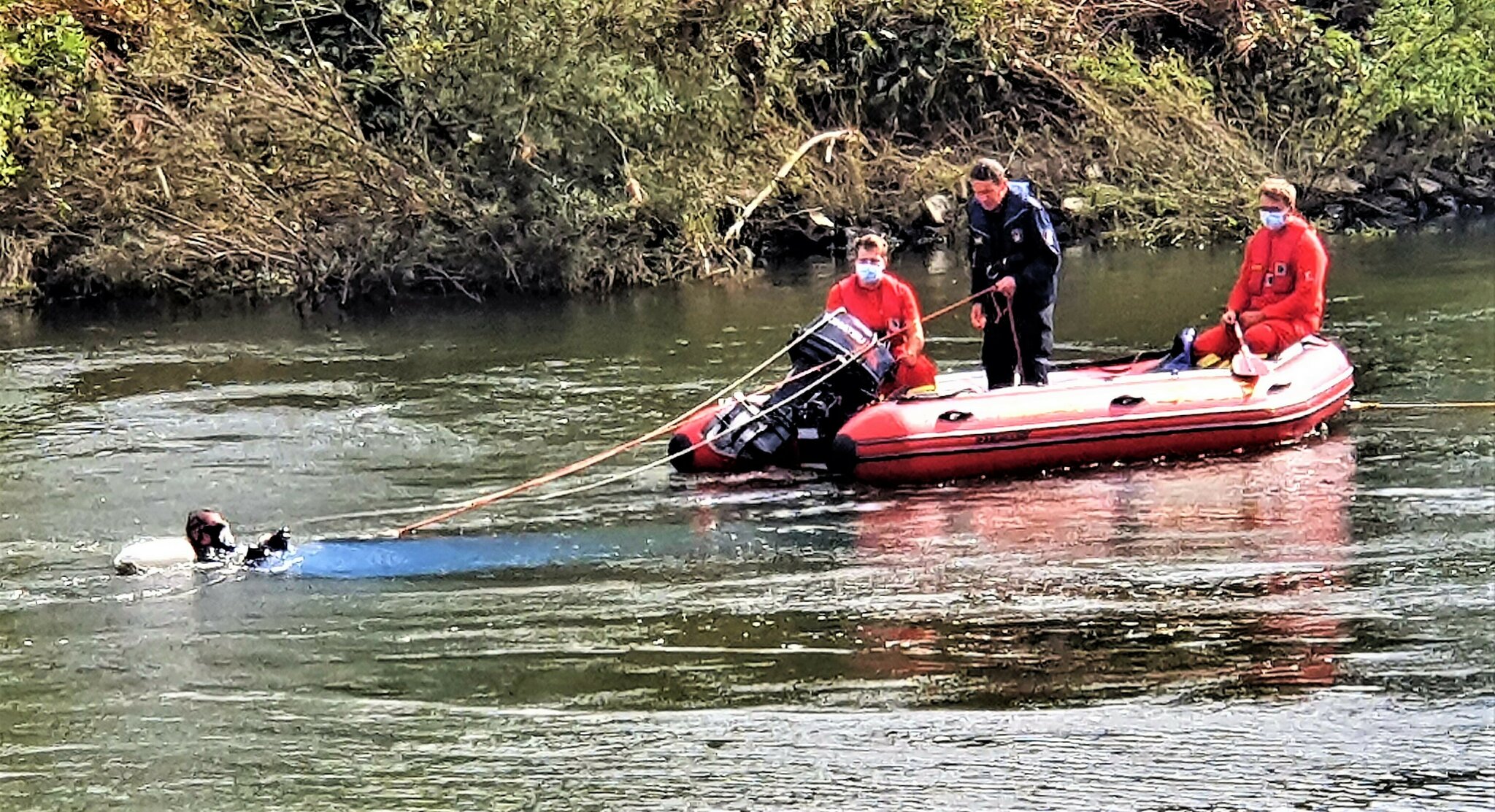 Update4 Hattingen Bezirksregierung Düsseldorf entfernt PKW PKW versinkt in Ruhr