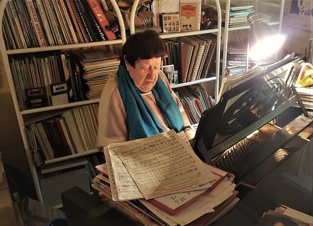 Spontan setzt sich Jazzprofessorin Ilse Storb an ihren Flügel und haut in die Tasten.
Foto: Henschke
