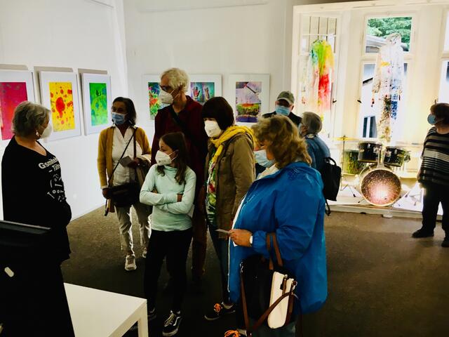 Besucher in der Präsentation des "SCHLAGZEUG-EXPERIMENTS" der KUNSTgruppe K4 in der RUHR GALLERY MÜLHEIM