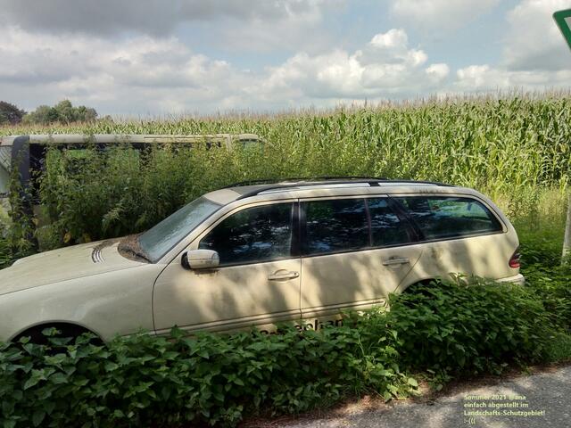 böse Wolken... über diesem ÄRGERNISS!!! ein altes Auto einfach verlassen dort abgestellt