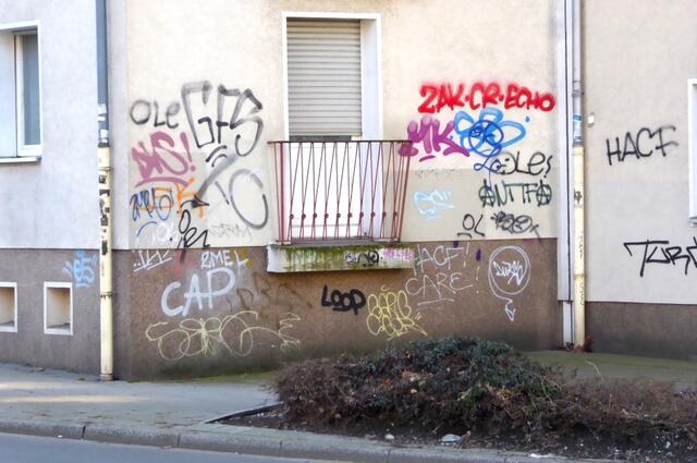 Vandalismus durch Tags an einem Wohnhaus