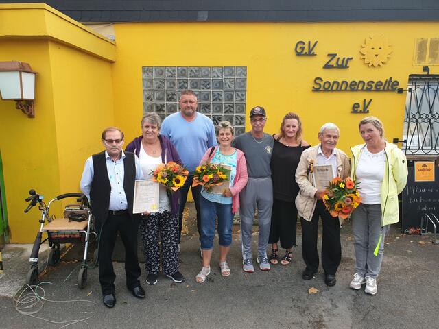 Eine Ehrung und Gratulationen standen ebenfalls auf dem Programm (v.l.n.r.): das Ehepaar Schöbel, Vorsitzender Roland Fröhling, das Ehepaar Theis, Kassenprüferin Silke Malobecki, Jubilar Klaus Fritzsche und die neue Fachberaterin Kerstin Michel.