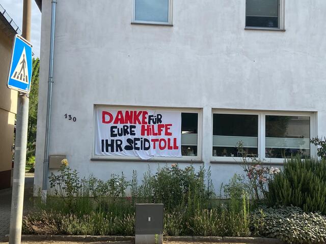 Dank der Anwohner an die Einsatzkräfte. | Foto: Kreisfeuerwehrverband EN