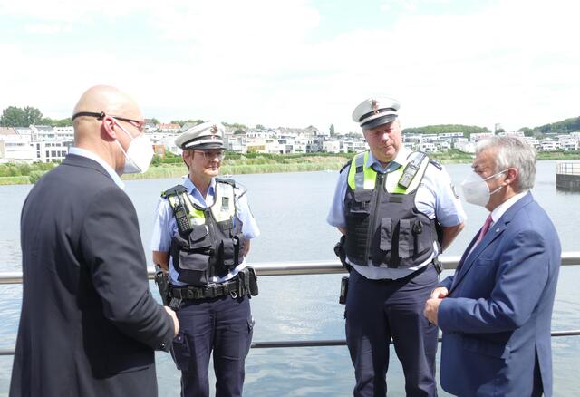 Die Polizei in Dortmund macht das prima, bedankt sich Innenminister Herbert Reul für die vielen Einsätze gegen illegale Rennen und die Tuner-Sezen am See. "Das ist für die Polizei eine wahnsinnig anstrengende Arbeit", weiß der Minister. Fotos: Andreas Klinke