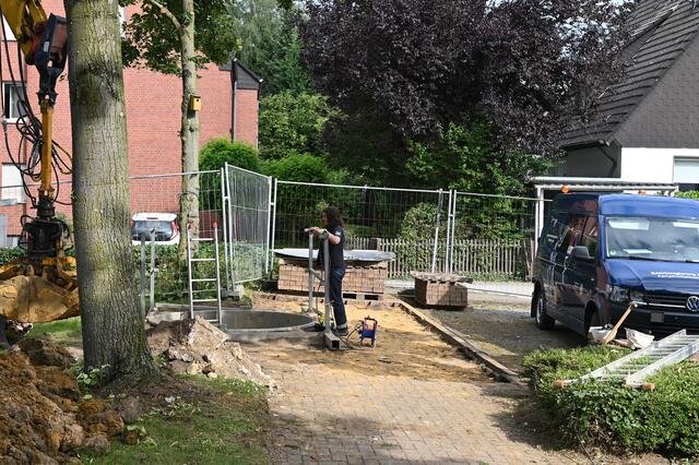 Über 600 Menschen im Dorstener Ortsteil Altendorf-Ulfkotte mussten am Mittwochnachmittag ihre Häuser verlassen. Grund: Eine Bombe aus dem Zweiten Weltkrieg wird am frühen Abend in Altendorf-Ulfkotte gesprengt.  | Foto: Bludau