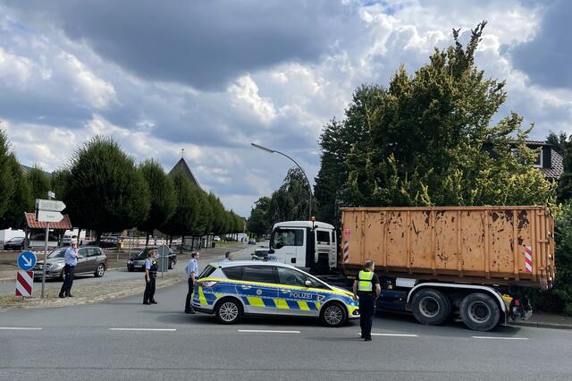 Über 600 Menschen im Dorstener Ortsteil Altendorf-Ulfkotte mussten am Mittwochnachmittag ihre Häuser verlassen. Grund: Eine Bombe aus dem Zweiten Weltkrieg wird am frühen Abend in Altendorf-Ulfkotte gesprengt.  | Foto: Bludau