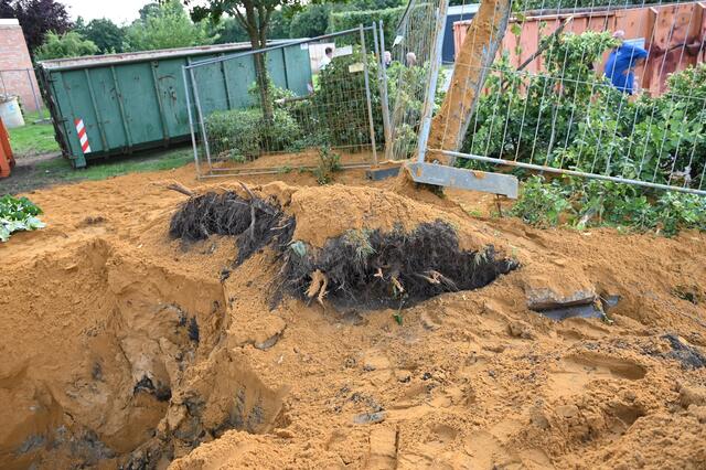 Über 600 Menschen im Dorstener Ortsteil Altendorf-Ulfkotte mussten am Mittwochnachmittag ihre Häuser verlassen. Grund: Eine Bombe aus dem Zweiten Weltkrieg wird am frühen Abend in Altendorf-Ulfkotte gesprengt.  | Foto: Bludau