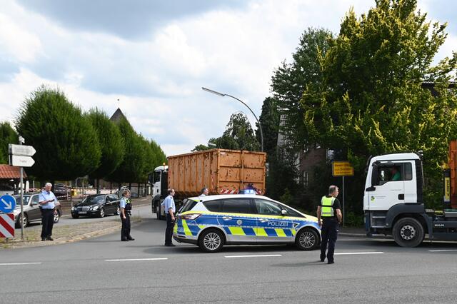 Über 600 Menschen im Dorstener Ortsteil Altendorf-Ulfkotte mussten am Mittwochnachmittag ihre Häuser verlassen. Grund: Eine Bombe aus dem Zweiten Weltkrieg wird am frühen Abend in Altendorf-Ulfkotte gesprengt.  | Foto: Bludau