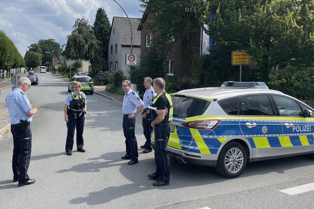 Über 600 Menschen im Dorstener Ortsteil Altendorf-Ulfkotte mussten am Mittwochnachmittag ihre Häuser verlassen. Grund: Eine Bombe aus dem Zweiten Weltkrieg wird am frühen Abend in Altendorf-Ulfkotte gesprengt.  | Foto: Bludau