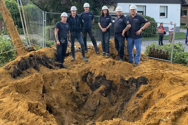 Über 600 Menschen im Dorstener Ortsteil Altendorf-Ulfkotte mussten am Mittwochnachmittag ihre Häuser verlassen. Grund: Eine Bombe aus dem Zweiten Weltkrieg wird am frühen Abend in Altendorf-Ulfkotte gesprengt.  | Foto: Bludau
