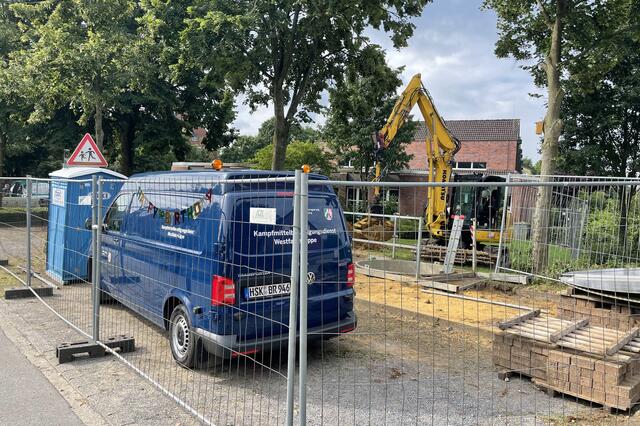 Über 600 Menschen im Dorstener Ortsteil Altendorf-Ulfkotte mussten am Mittwochnachmittag ihre Häuser verlassen. Grund: Eine Bombe aus dem Zweiten Weltkrieg wird am frühen Abend in Altendorf-Ulfkotte gesprengt.  | Foto: Bludau