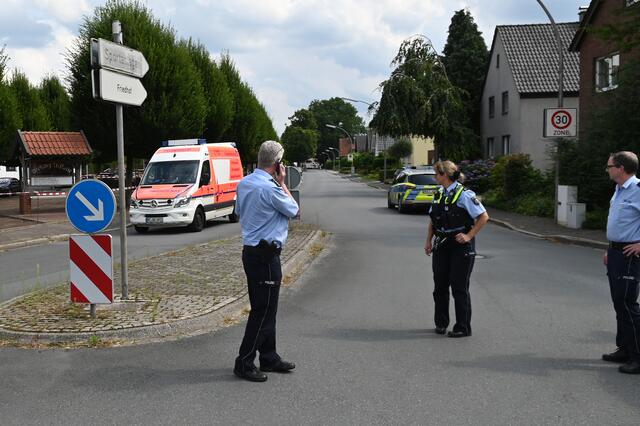 Über 600 Menschen im Dorstener Ortsteil Altendorf-Ulfkotte mussten am Mittwochnachmittag ihre Häuser verlassen. Grund: Eine Bombe aus dem Zweiten Weltkrieg wird am frühen Abend in Altendorf-Ulfkotte gesprengt.  | Foto: Bludau