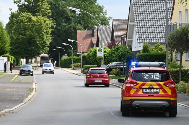 Über 600 Menschen im Dorstener Ortsteil Altendorf-Ulfkotte mussten am Mittwochnachmittag ihre Häuser verlassen. Grund: Eine Bombe aus dem Zweiten Weltkrieg wird am frühen Abend in Altendorf-Ulfkotte gesprengt.  | Foto: Bludau