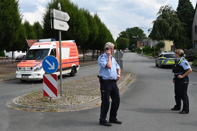 Über 600 Menschen im Dorstener Ortsteil Altendorf-Ulfkotte mussten am Mittwochnachmittag ihre Häuser verlassen. Grund: Eine Bombe aus dem Zweiten Weltkrieg wird am frühen Abend in Altendorf-Ulfkotte gesprengt.  | Foto: Bludau