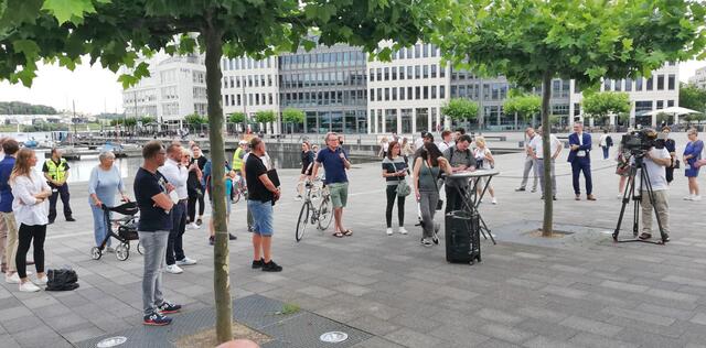 AnwohnerInnen und Interessierte am Phoenix See.