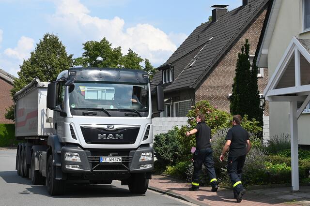 Über 600 Menschen im Dorstener Ortsteil Altendorf-Ulfkotte mussten am Mittwochnachmittag ihre Häuser verlassen. Grund: Eine Bombe aus dem Zweiten Weltkrieg wird am frühen Abend in Altendorf-Ulfkotte gesprengt.  | Foto: Bludau