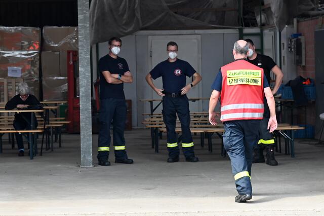 Über 600 Menschen im Dorstener Ortsteil Altendorf-Ulfkotte mussten am Mittwochnachmittag ihre Häuser verlassen. Grund: Eine Bombe aus dem Zweiten Weltkrieg wird am frühen Abend in Altendorf-Ulfkotte gesprengt.  | Foto: Bludau