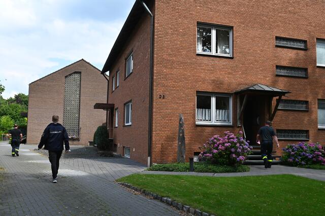 Über 600 Menschen im Dorstener Ortsteil Altendorf-Ulfkotte mussten am Mittwochnachmittag ihre Häuser verlassen. Grund: Eine Bombe aus dem Zweiten Weltkrieg wird am frühen Abend in Altendorf-Ulfkotte gesprengt.  | Foto: Bludau