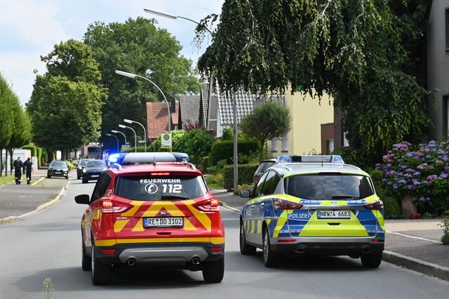 Über 600 Menschen im Dorstener Ortsteil Altendorf-Ulfkotte mussten am Mittwochnachmittag ihre Häuser verlassen. Grund: Eine Bombe aus dem Zweiten Weltkrieg wird am frühen Abend in Altendorf-Ulfkotte gesprengt.  | Foto: Bludau