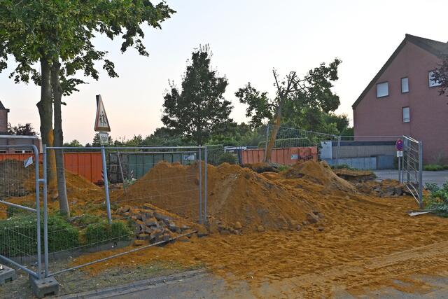 Über 600 Menschen im Dorstener Ortsteil Altendorf-Ulfkotte mussten am Mittwochnachmittag ihre Häuser verlassen. Grund: Eine Bombe aus dem Zweiten Weltkrieg wird am frühen Abend in Altendorf-Ulfkotte gesprengt.  | Foto: Bludau