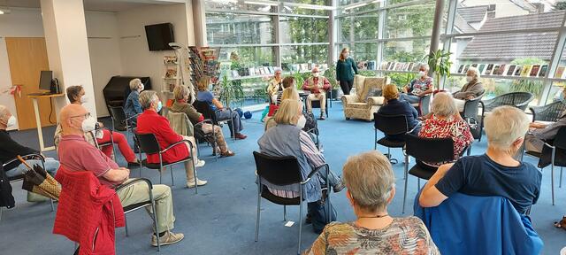 Groß war die Freunde bei den Besucher*innen des Cafes Lese Lust 60plus im Wintergarten der Bibliothek Brackel.