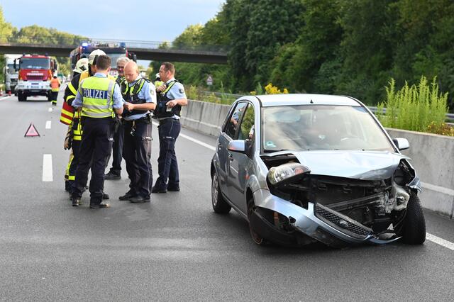 Am Freitagabend, 6. August 2021, kam es erneut zu einem schweren Verkehrsunfall auf der A 31. Dabei wurden eine Mutter und ihre beiden Kinder verletzt, als ihr Wagen zwischen den Anschlussstellen Schermbeck und Dorsten Lembeck in die Mittel-Leitplanke krachte.