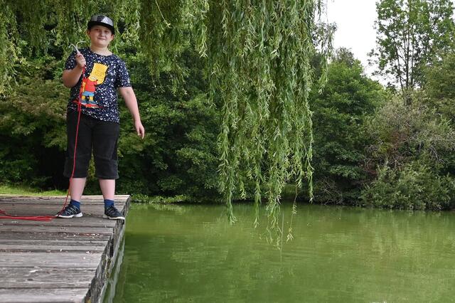 Der junge Magnetangler war zusammen mit seiner Mutter vor Ort und berichtete, dass sie den vermutlich gestohlenen Roller der alarmierten Polizei übergeben hatten. 