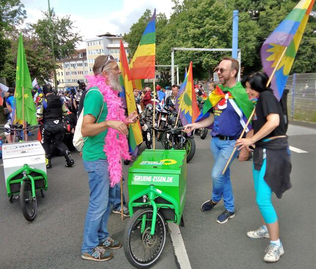 Grüne Teilnehmer*innen während der CSD Parade -  Natürlich wird hier nicht nur mit grünen und regenbogen bunten Fahnen paradiert, sondern auch mit praktischen Lastenrädern  | Foto: Walter Wandtke