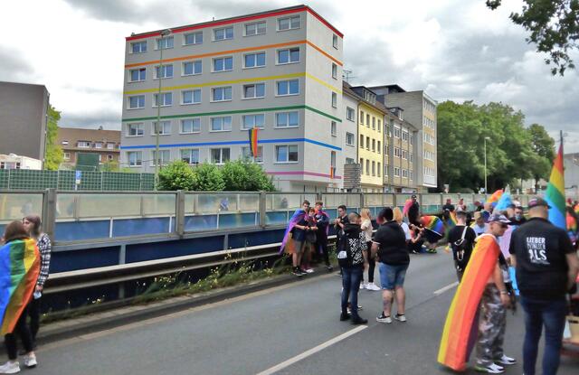 Ein schöner Empfang für den Start des CSD Ruhr an der Varnhorst Strasse. Das Haus auf der Linken Seite ist nicht nur jetzt in den Fenstern mit Regenbogenfahnen geschmückt, sondern trägt sie ganzjährig an seiner Fassade. | Foto: Walter wandtke