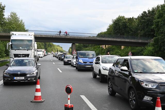 Am Freitagabend, 6. August 2021, kam es erneut zu einem schweren Verkehrsunfall auf der A 31. Dabei wurden eine Mutter und ihre beiden Kinder verletzt, als ihr Wagen zwischen den Anschlussstellen Schermbeck und Dorsten Lembeck in die Mittel-Leitplanke krachte.