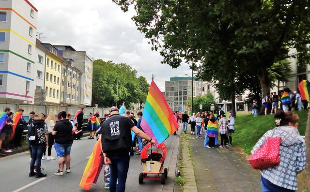 7. August: Kurz vor 12. 00Uhr an der Varnhorststrasse zwischen Frida-Levy-gesamtschule und altem Hauptbad. Die ersten Aktiven sammeln sich für für die bunte CSD Ruhr Parade , bevor es einmal um den Stzadtkern geht. | Foto: Walter Wandtke