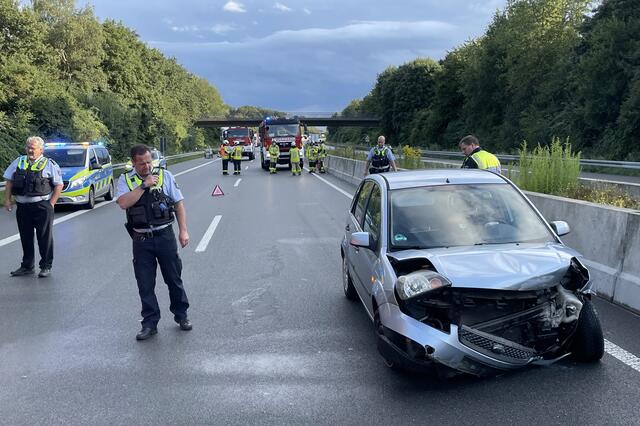 Am Freitagabend, 6. August 2021, kam es erneut zu einem schweren Verkehrsunfall auf der A 31. Dabei wurden eine Mutter und ihre beiden Kinder verletzt, als ihr Wagen zwischen den Anschlussstellen Schermbeck und Dorsten Lembeck in die Mittel-Leitplanke krachte.