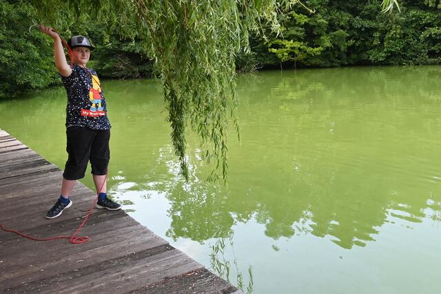 Der junge Magnetangler war zusammen mit seiner Mutter vor Ort und berichtete, dass sie den vermutlich gestohlenen Roller der alarmierten Polizei übergeben hatten. 