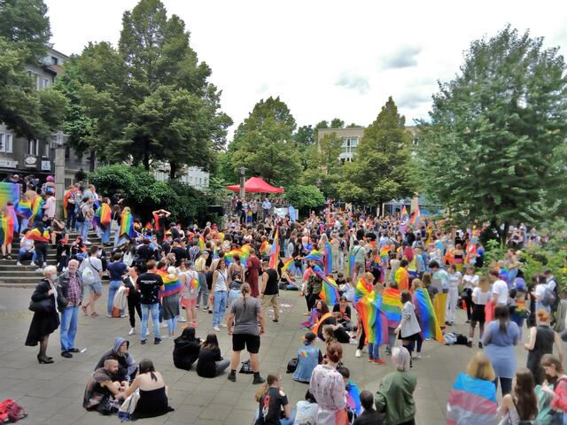 Unter den Regenbogenfahnen versammlen sich nicht bloß jungen Leute, der CSD ist für alle Generationen wichtig. Gegenseitige Toleranz und Solidarität hilft dabei ein gutes Leben zu führen. Wenn bestimmte rechte Gruppierungen oder eindimensional-fundamentalistische Anhänger verschiedener Religionen glauben, sie könnten bestimmten, wessen Sexualität gottgefällig ist und welche nicht, müssen gerade sie endlich bekehrt werden. | Foto: Walter Wandtke