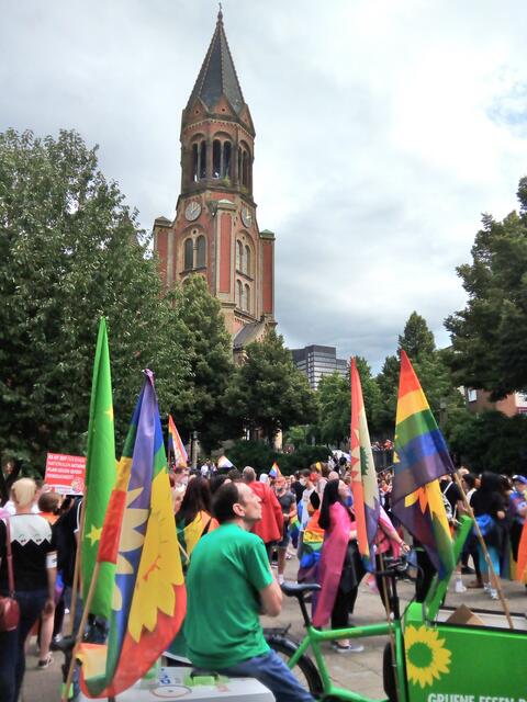 Die Schlußkundgebung zum CSD Ruhr auf dem Webermarkt steht wohl unter dem wohl behütendem Schutz der Kreuzeskirche, die in der Gegenwart ja nicht bloß evangelisches Gotteshaus, sondern auch ein sehr angenehmer Ort für viele spannende Veranstaltungen ist. | Foto: Walter Wandtke