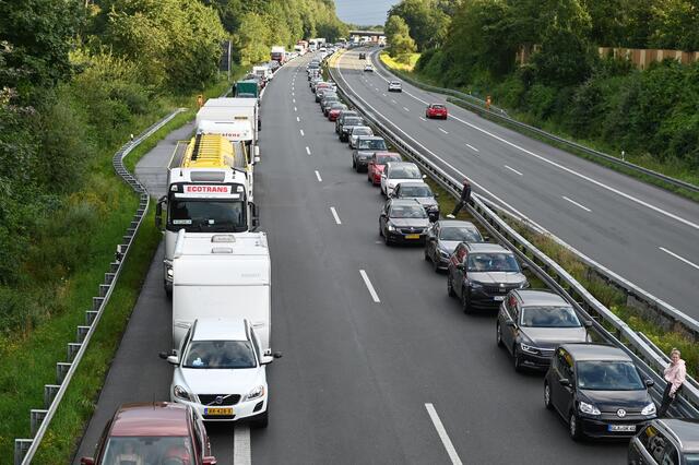 Am Freitagabend, 6. August 2021, kam es erneut zu einem schweren Verkehrsunfall auf der A 31. Dabei wurden eine Mutter und ihre beiden Kinder verletzt, als ihr Wagen zwischen den Anschlussstellen Schermbeck und Dorsten Lembeck in die Mittel-Leitplanke krachte.