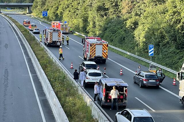 Am Freitagabend, 6. August 2021, kam es erneut zu einem schweren Verkehrsunfall auf der A 31. Dabei wurden eine Mutter und ihre beiden Kinder verletzt, als ihr Wagen zwischen den Anschlussstellen Schermbeck und Dorsten Lembeck in die Mittel-Leitplanke krachte.