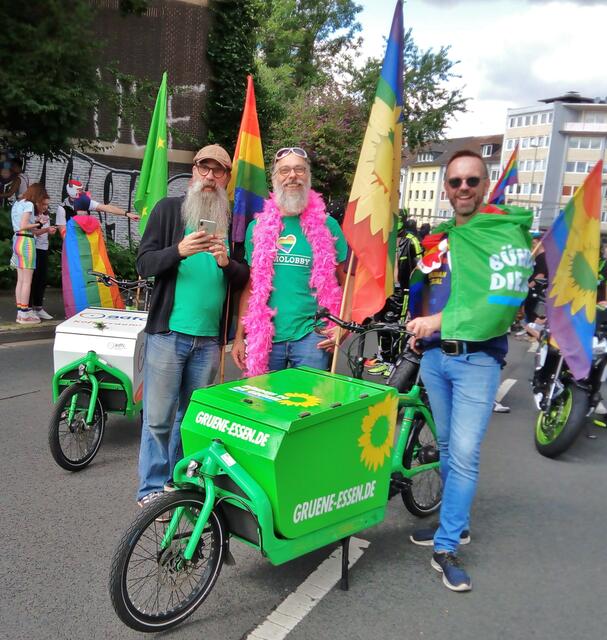 Eine grüne Troika vor dem Start der CSD Ruhr Parade. Die Stimmung ist und bleibt gut | Foto: Walter wandtke