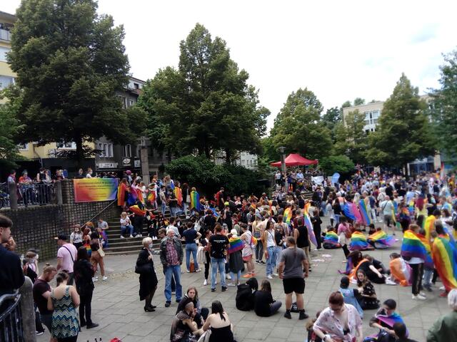 Noch ein abschließendes Panorama des CSD Nachmittags auf dem Webermarkt - ziemlich nebenan auf dem kopstadtplatz konnte dann auch noch ein bischen mehr gefeiert und auch geschwooft werden. | Foto: Walter Wandtke