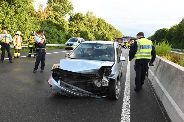 Am Freitagabend, 6. August 2021, kam es erneut zu einem schweren Verkehrsunfall auf der A 31. Dabei wurden eine Mutter und ihre beiden Kinder verletzt, als ihr Wagen zwischen den Anschlussstellen Schermbeck und Dorsten Lembeck in die Mittel-Leitplanke krachte.