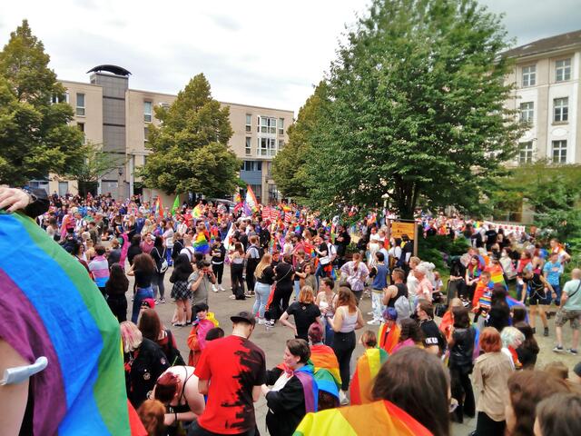 Entspanntes Getümmel bei der Schlußkundgebung des Chistopher Street Day , des CSD Ruhr auf dem Webermarkt in der Essener Nord City. Schade das dieser früher so lebendige Marktplatz selten noch heute so viel buntem Leben Platz bietet. | Foto: Walter Wandtke