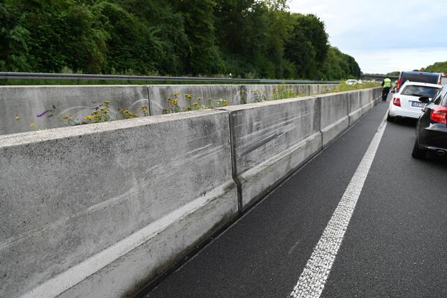 Am Freitagabend, 6. August 2021, kam es erneut zu einem schweren Verkehrsunfall auf der A 31. Dabei wurden eine Mutter und ihre beiden Kinder verletzt, als ihr Wagen zwischen den Anschlussstellen Schermbeck und Dorsten Lembeck in die Mittel-Leitplanke krachte.