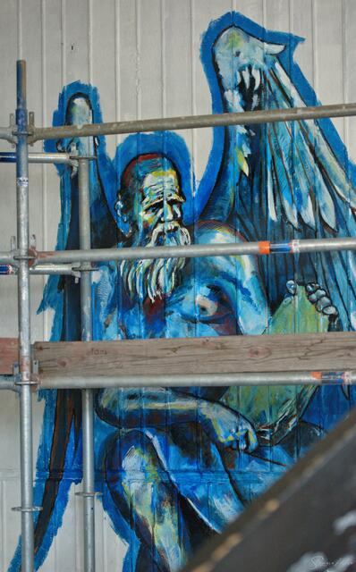 2. Maltag
Beim genaueren Hinsehen war allerdings keine 3-Zack oder eine anderes für einen Gott der Meere übliches Arbeitsgerät zu sehen.
#streetart #streetarphotography #art #streetartartist #graffit #graffitiphotogrphy #mural #stadtmarketing #krefelderperspektivwechsel #seidenweberhaus #fabiomariafedele #samarablue #samarabluephotoart #samarablueurbexart #dowhatyoulove #urbanart #urbanartphotography | Foto: Samara Blue