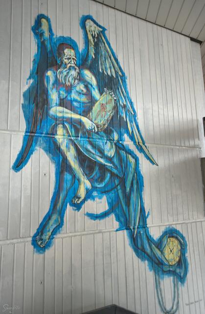 "Die Flügel sind eine Symbolik, um den Charakter transzendent zu machen. Engel gehören zu einem religiösen oder New-Age-Kontext, die Flügel an Menschen gehören zu einem weltlichen oder heidnischen symbolischen Kontext. (...)"
#streetart #streetarphotography #art #streetartartist #graffit #graffitiphotogrphy #mural #stadtmarketing #krefelderperspektivwechsel #seidenweberhaus #fabiomariafedele #samarablue #samarabluephotoart #samarablueurbexart #dowhatyoulove #urbanart #urbanartphotography | Foto: Samara Blue